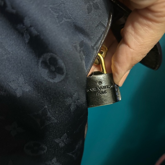 **** SOLD ****LOUIS VUITTON MONOGRAM NYLON Desire Lockit Vertical - Picture 2 of 16